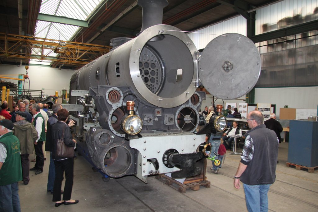 Tag der offenen Tr bei der DFB Werkstatt in Chur.Man sah u.a.den Stand des Wiederaufbaues(quasi ein Neubau)der beiden strksten Meterspurloks Europas HG 4/4 Nr.704(SLM 1923)und Nr.708(SLM 1930)die von der DFB aus Vietnam zurckgeholt wurden.Chur 22.09.12