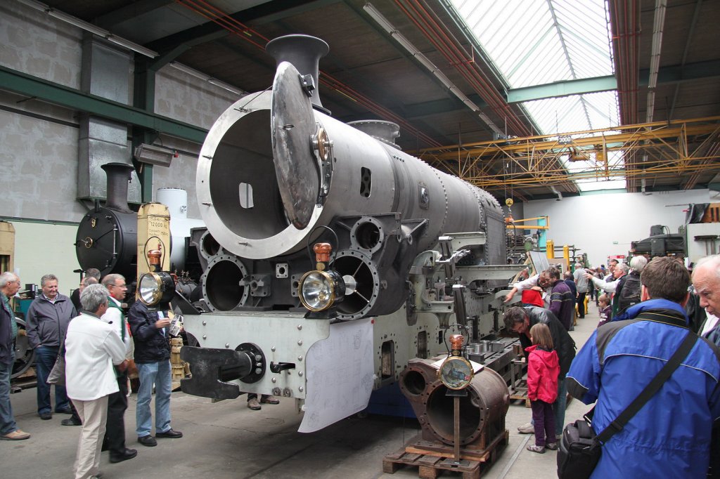 Tag der offenen Tr bei der DFB Werkstatt in Chur.Man sah u.a.den Stand des Wiederaufbaues(quasi ein Neubau)der beiden strksten Meterspurloks Europas HG 4/4 Nr.704(SLM 1923)und Nr.708(SLM 1930)die von der DFB aus Vietnam zurckgeholt wurden.Chur 22.09.12