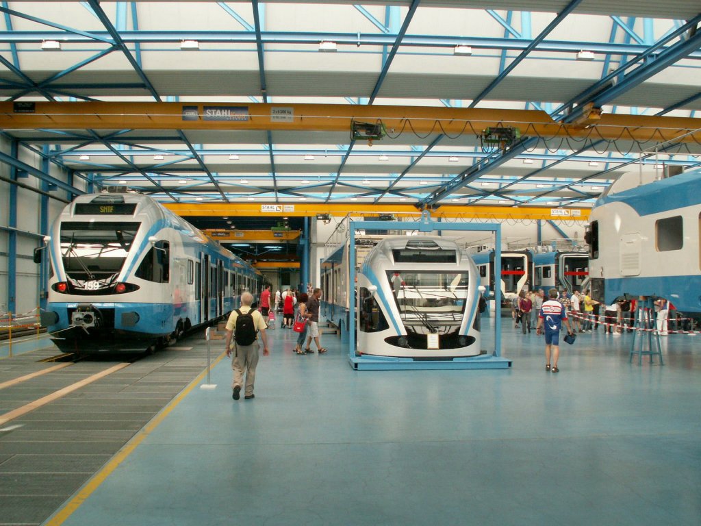 Tag der offenen Tr bei Stadler Rail in Bussnang/TG.Blick in die Montagehalle.05.06.10