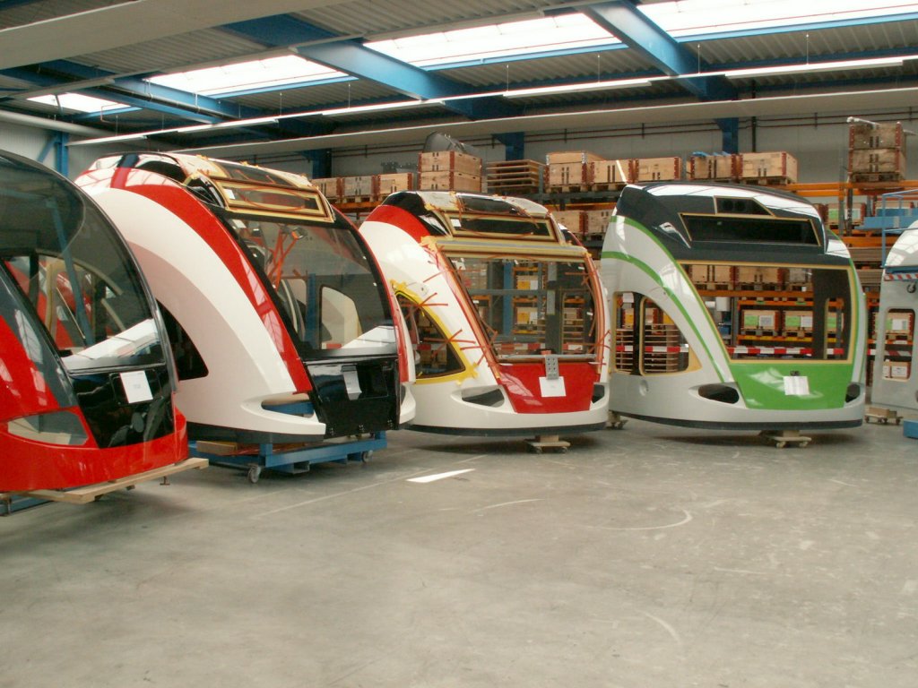 Tag der offenen Tr bei Stadler Rail in Bussnang.Blick in die Montagehalle.Frontmodule fr die versch.Bahngesellschaften.05.06.10