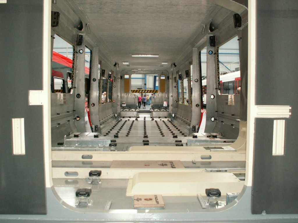 Tag der offenen Tr bei Stadler Rail in Bussnang.Blick in den Wagenkasten eines  Flirt  Mittelwagens fr Norwegen (NSB)05.06.10 