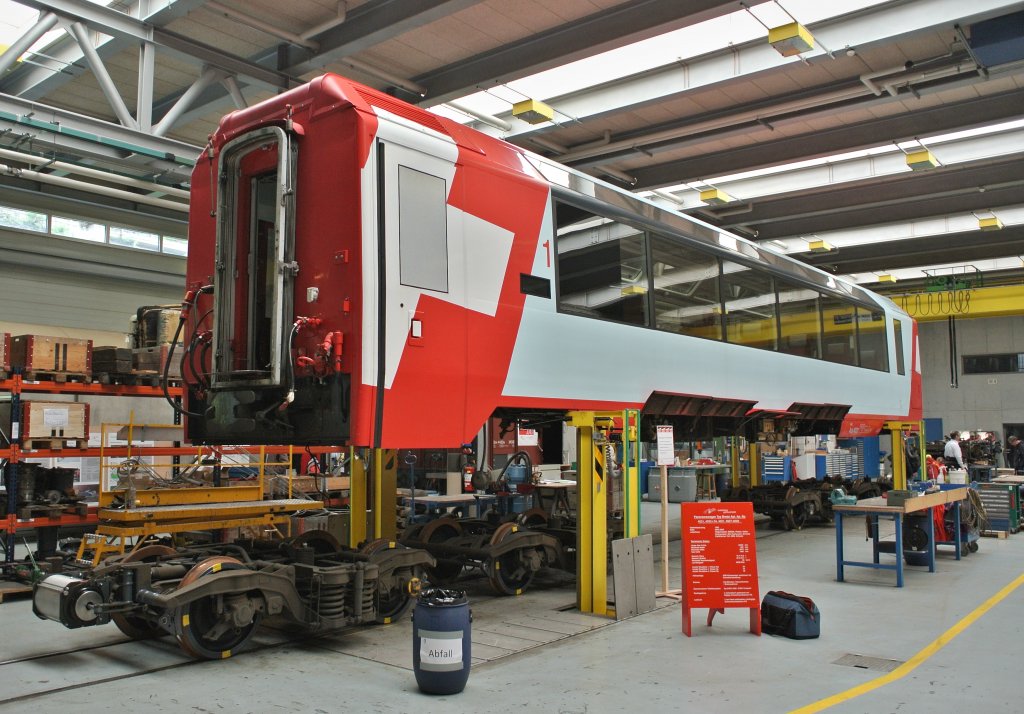 Tag der offenen Tr in den Depots und Werksttten im Glisergrund: Im Bild ist der aufgebockte Api 4031, 27.04.2013.