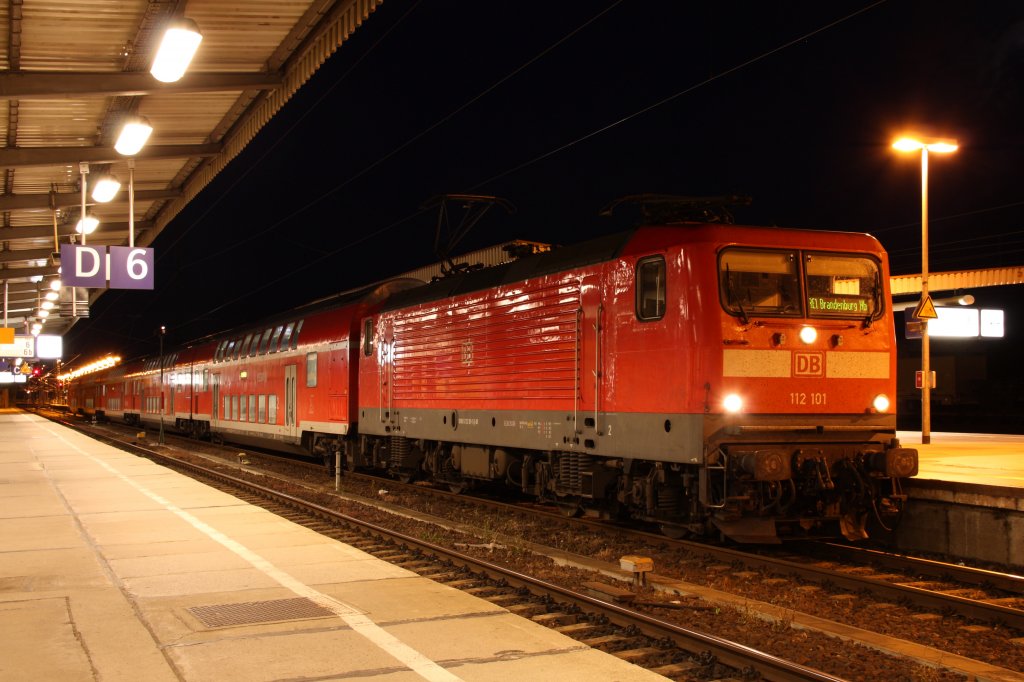 Tagsber steht der RE1 aus Eisenhttenstadt bzw. Frankfurt/Oder immer sehr fotografenunfreundlich auf Gleis 8 in Magdeburg Hbf. Um 23.17 Uhr fhrt er allerdings von Gleis 7 (dann nur noch nach Brandenburg Hbf). Gezogen wurde er am 19.06.2010 von 112 101-1. 