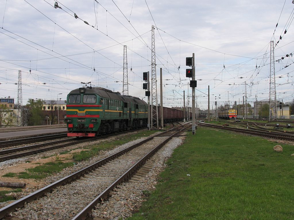 Taigatrommel-Doppeleinheit  2M62-1234 mit einem Gterzug auf Bahnhof Riga Pasazieru am 3-5-2010.