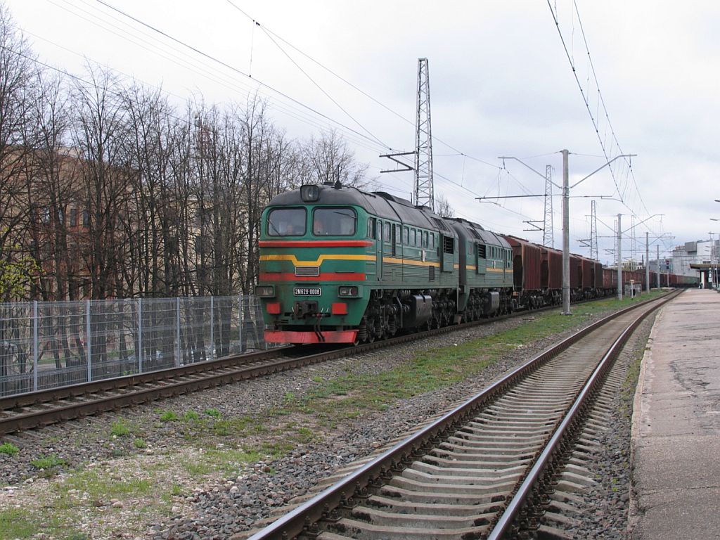 Taigatrommel-Doppeleinheit  2M62Ч-0008 mit einem Gterzug auf Bahnhof Riga Pasazieru am 4-5-2010.