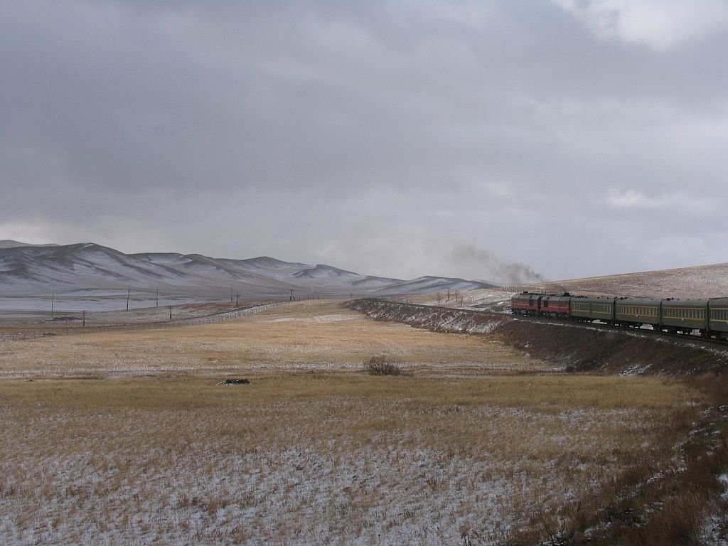 Taigatrommel Doppeleinheit 2M62M-030 mit “unsere Zug” von Ulaanbaatar nach Peking auf die schlngelnde Strecke zwischen Ulaanbaatar und Honhor am 20-9-2009. Innerhalb einen Tag kann es 0 bis 30 Grad Celcius sein! Hier war es sehr kalt.