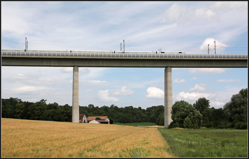 Talbrücke - 

Brücke über das Enztal bei Enzweihingen mit verstecktem ICE. 

23.06.2011 (M)