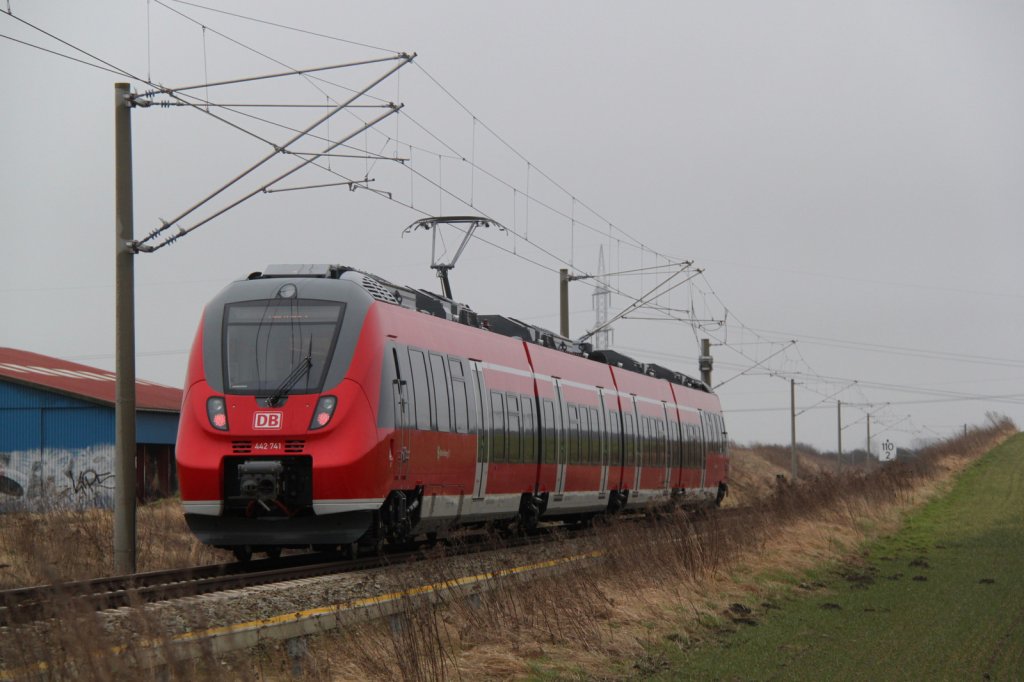 Talent 2 Hamster ohne Fell und Schnurrhaare:442 741 auf Schnupperkurs von Rostock nach G�strow bei der Durchfahrt in Gragetopshof.12.03.2012