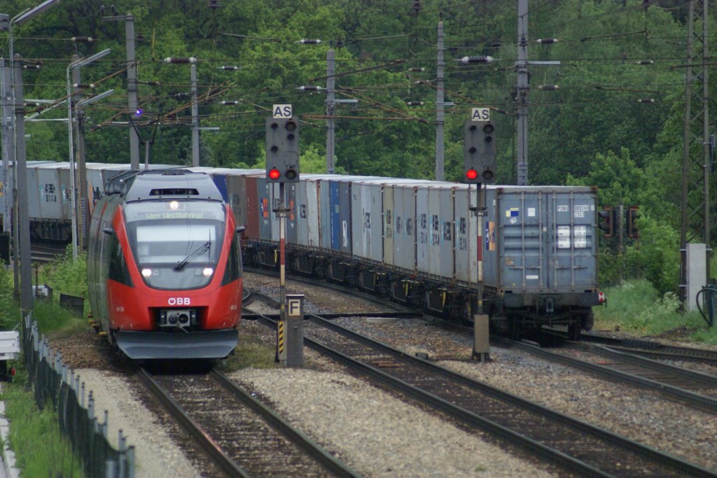 Talent 4024 132  Leopoldstadt  fahrt als R2029 von St.P�lten kommend nach Wien West in Tullnerbach-Pressbaum ein. Auf dem gegen Gleis ist noch das Ende eines Containerganzzuges zu sehn, der von der 1116 131 gezogen wird. 15.5.2010