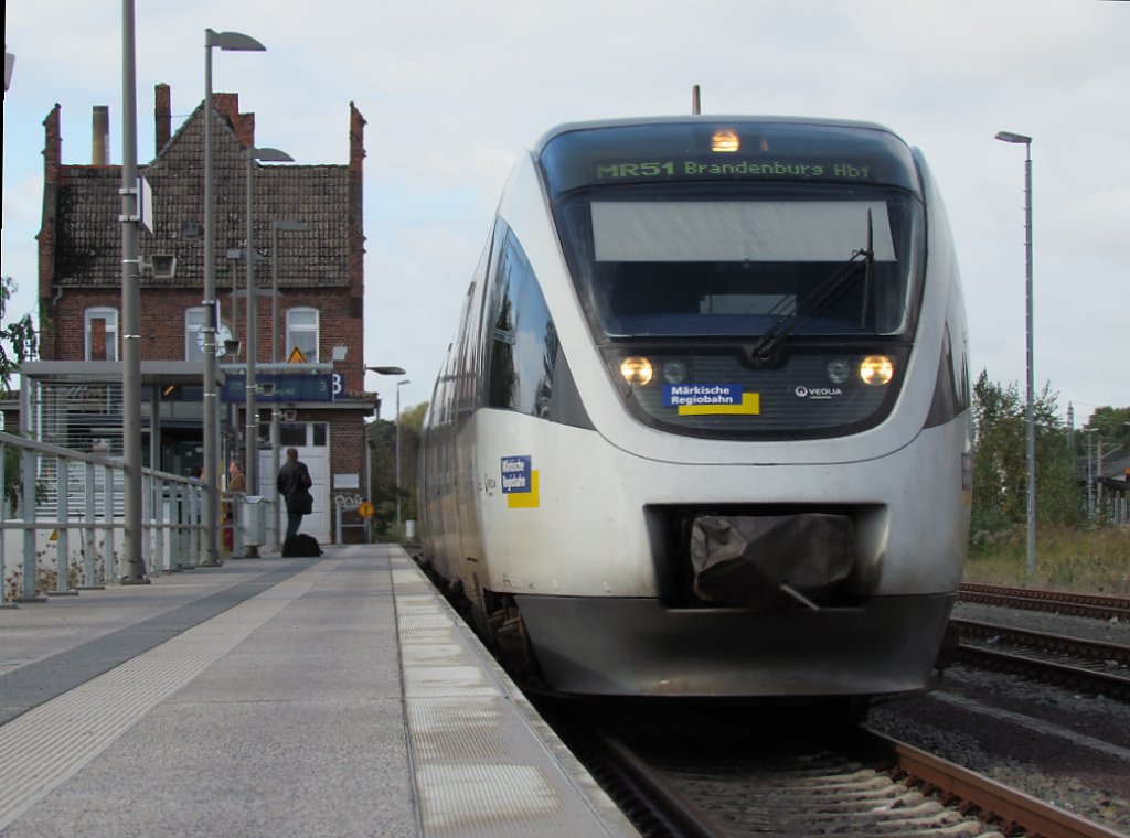 Talent 643.21 der Mrkischen Regiobahn am Bahnsteig in Rathenow am12.10.2011