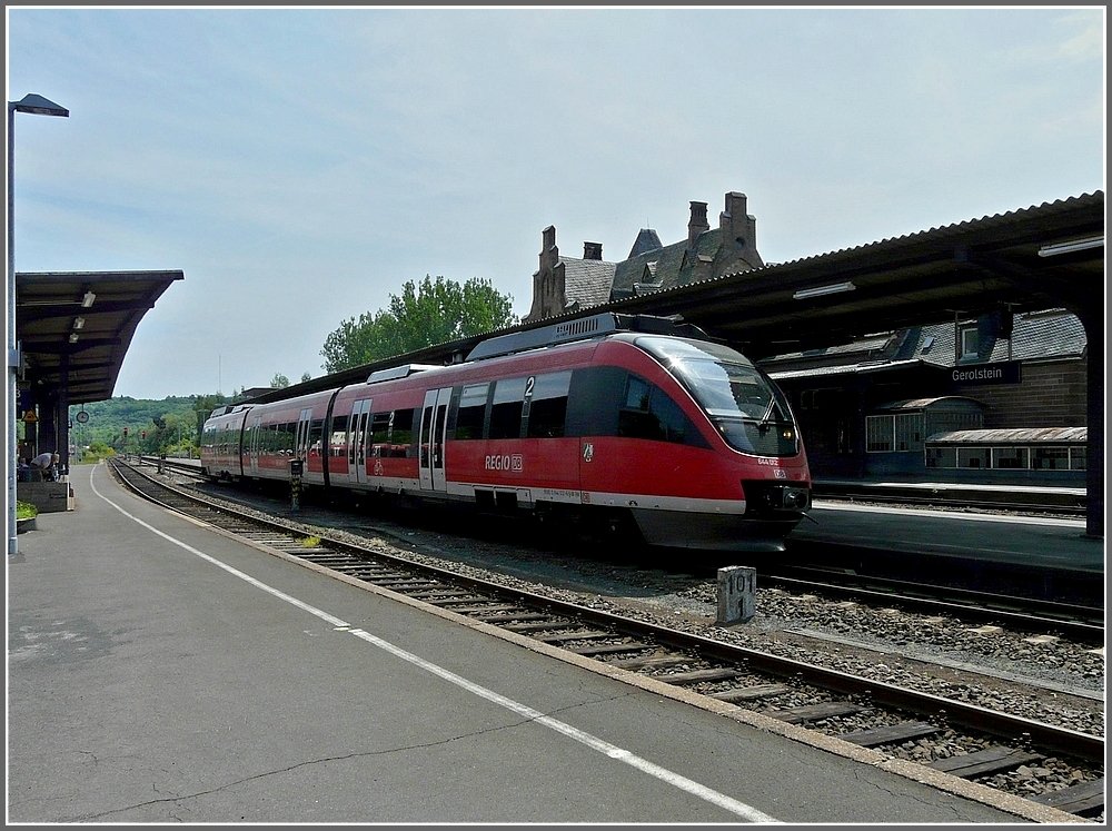 Talent 644 012 verlsst am 06.06.10 den Bahnhof von Gerolstein vorbei an der schnen alten Kilometertafel in Richtung Trier. (Jeanny)