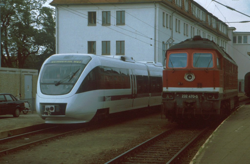 Talent Triebwagen und 232 470 5 im Bahnhof von Schwerin HBF im Jahre 1993