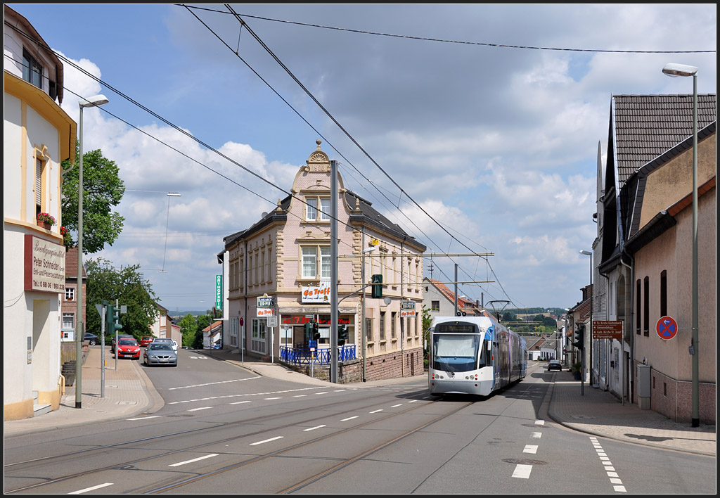 Talfahrt - 

In der Ortsmitte von Riegelsberg fährt die Saarbahn teilweise inmitten der Bundesstraße 268 (Saarbrücker Straße) gemeinsam mit dem Autoverkehr. Die Straße hat ein ordentliches Gefälle. 

28.05.2011 (J)