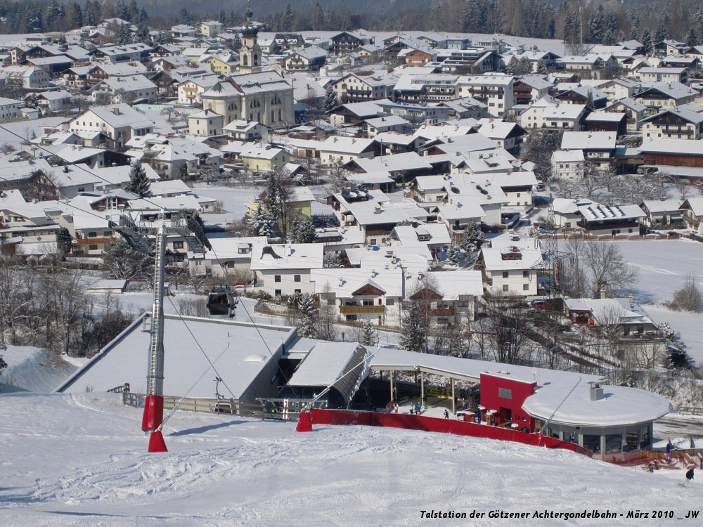 Talstation der Gtzener Bahn aufs Pfriemeskpfl, im Hintergrund gut zu erkennen Gtzens mit der Kirche. Anfang Mrz 2010 kHds