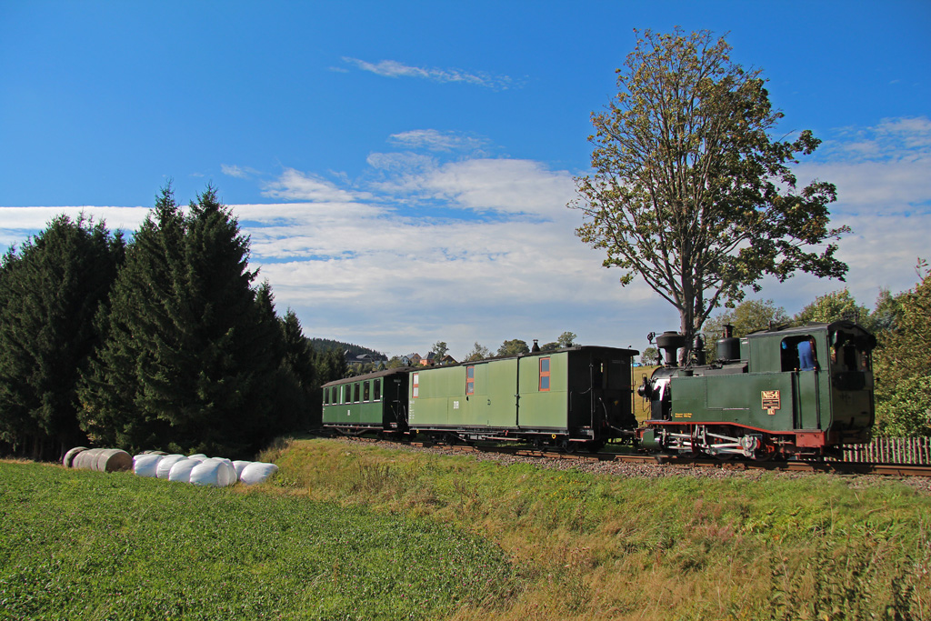 Talw�rts fahrend, erreicht der aus Sch�nheide kommende Personenzug St�tzengr�n, 14.09.2012