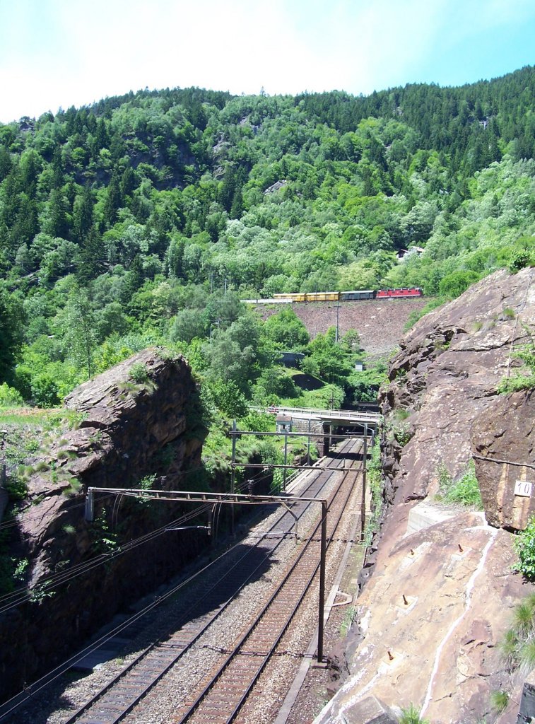 Talwrts fahrender Kurzzug hat gerade die Piottino-Schlucht bei Rodi durchfahren und befindet sich kurz vor der Einfahrt in Freggio-Kehrtunnel. Zwei Minuten spter passiert der Zug den Standpunkt des Fotografen, 11.06.2009.