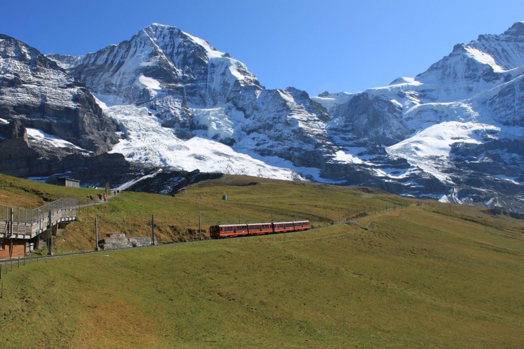 Talwrts fahrender Zug der Jungfraubahn(JB)vor der beeindruckenden Kulisse von Eiger,Mnch und Jungfrau.Kl.Scheidegg 23.09.11