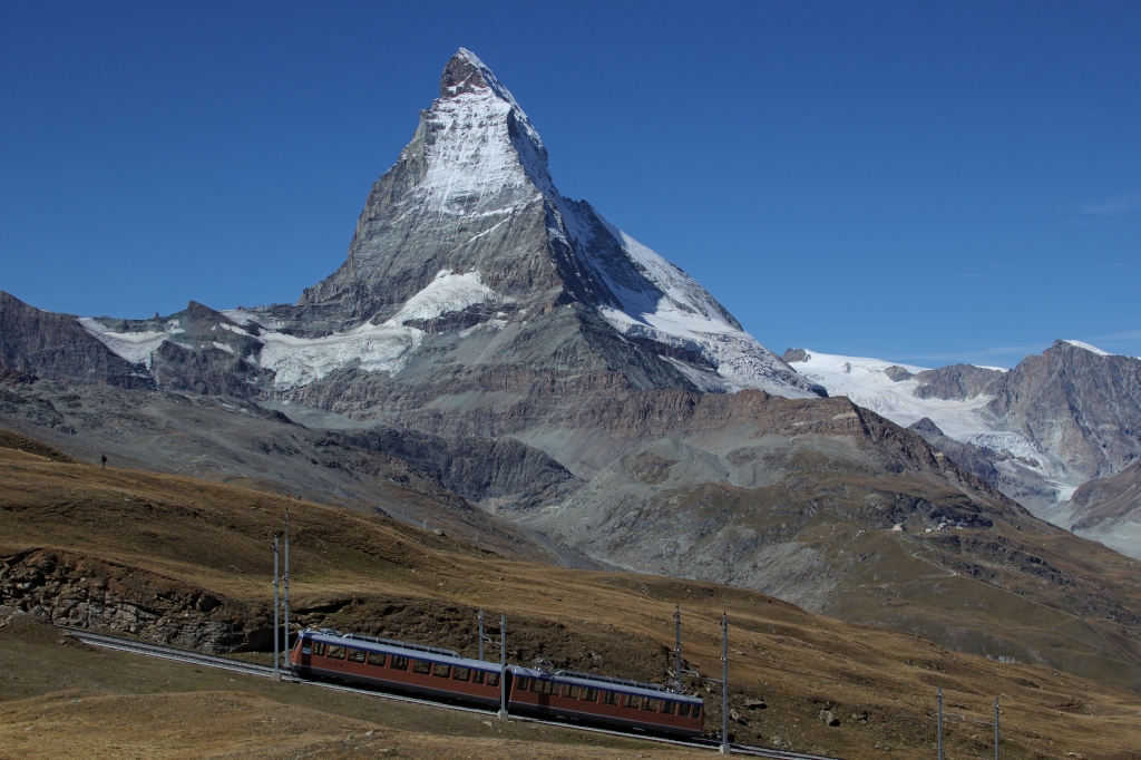 Talwrts geht es fr einen Zug der Gornergratbahn am 6. September 2011, das Matterhorn stellt eines der bekanntesten Fotomotive dar