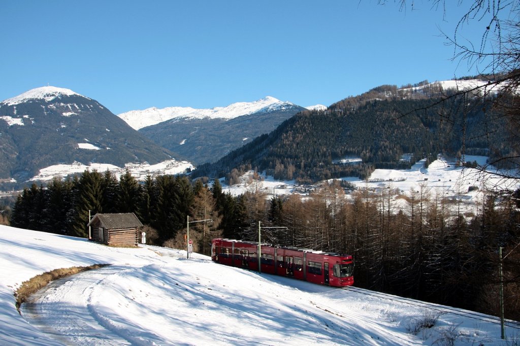 Talwrts nach Innsbruck fhrt am 05.01.2011 IVB 352 zw. den Stationen Luimes und Telfer Wiesen. 