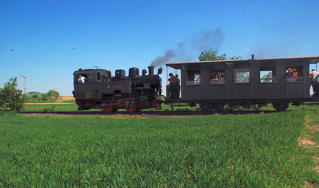 Talwrts in Richtung Birgden fhrt die Lok 101 Schwarzach. Ostersonntag 25.4.2011