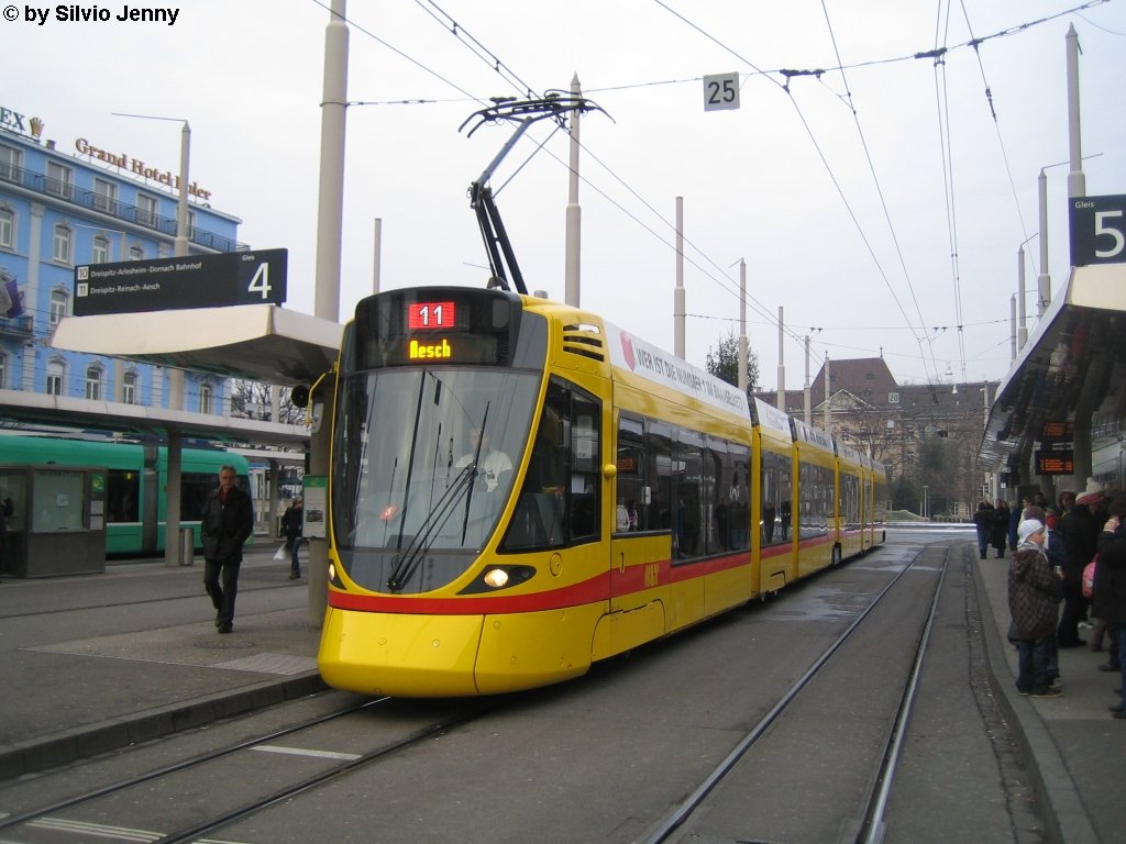 Tango 152 am 7.1.2010 beim SBB Bahnhof. Obwohl beim Tango wieder zu bewhrter Eisenbahntechnik zurckgegriffen wurde, berzeugt er im tglichen Betrieb besser als ein Combino oder eine Cobra, daneben ist er meiner Meinung nach sehr elegant gelungen...