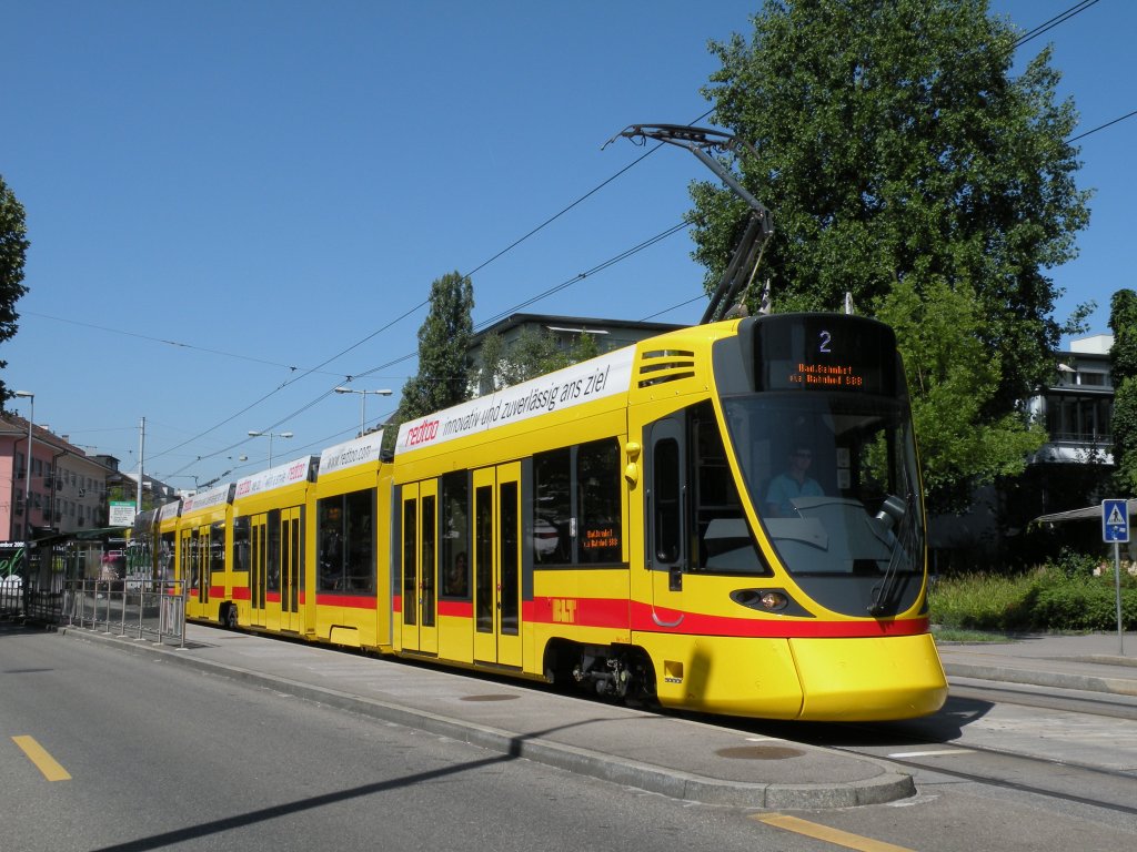 Tango 153 auf der Linie 2 an der Haltestelle Zoo Dorenbach. Die Aufnahme stammt vom 15.08.2009.