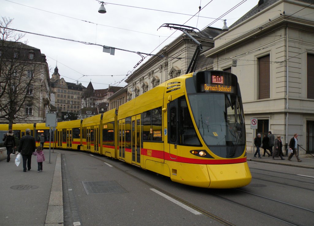 Tango 156 auf der Linie 10 fhrt durch den Theaterbogen Richtung Haltestelle Bankverein. Die Aufnahme stammt vom 28.12.2012.