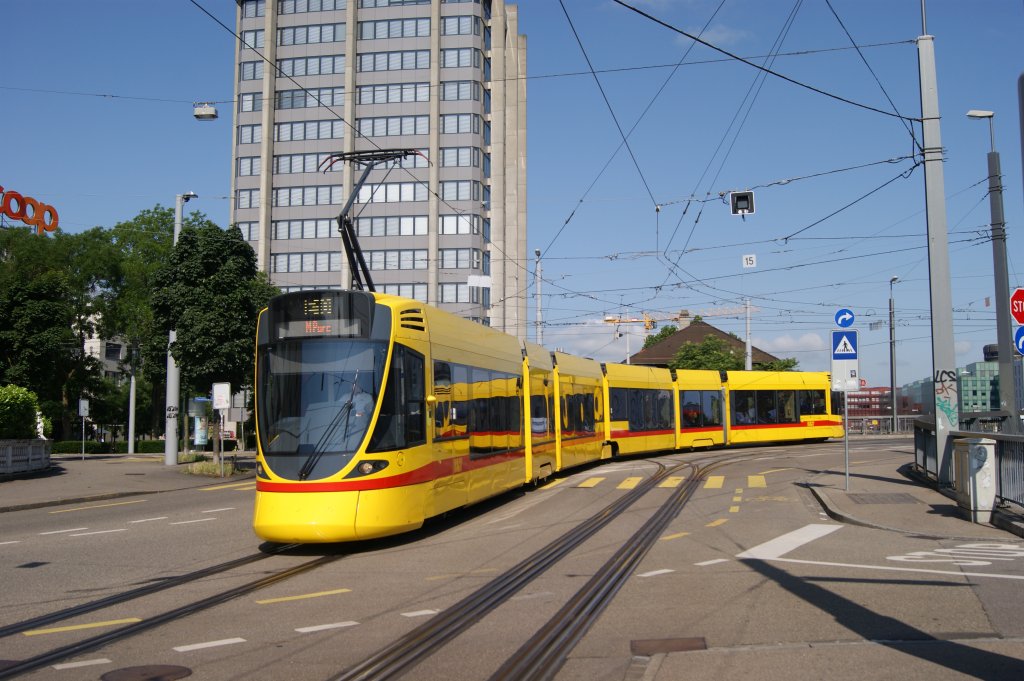 Tango 157 auf der Linie E 10 kurz vor der Einfahrt in die Haltestelle Mnchensteinerstrasse. Diese Linie wird wegen einer groen Baustelle am Bahnhof SBB betrieben. Die Aufnahme stammt vom 05.07.2013.