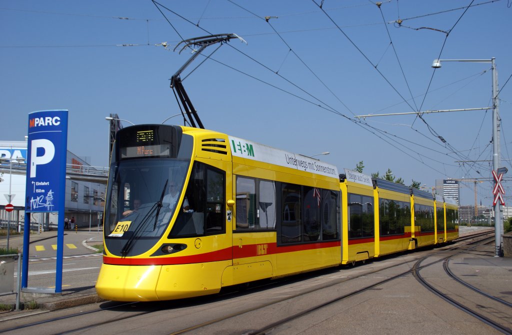 Tango 158 auf der Linie E 10 kurz vor der Einfahrt in die Haltestelle M-Parc. Diese Linie wird wegen einer groen Baustelle am Bahnhof SBB betrieben. Die Aufnahme stammt vom 08.07.2013.
