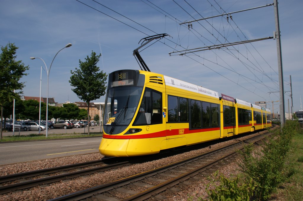 Tango 159 auf der Linie E 10 kurz vor der Einfahrt in die Haltestelle M-Parc. Diese Linie wird wegen einer groen Baustelle am Bahnhof SBB betrieben. Die Aufnahme stammt vom 02.07.2013.
