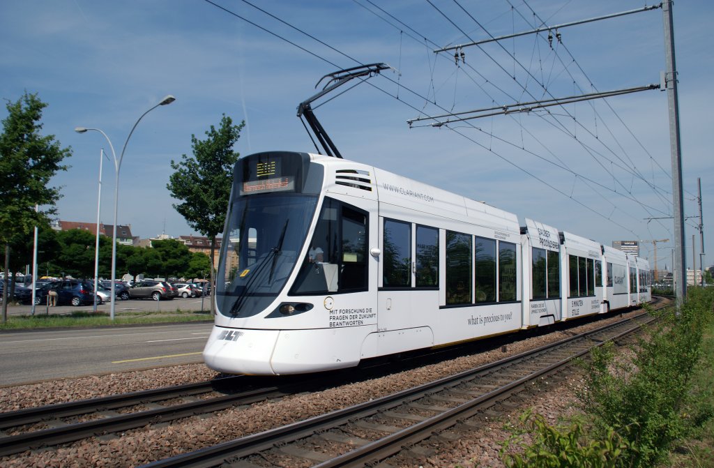 Tango 166 auf der Linie 10 kurz vor der Einfahrt in die Haltestelle M-Parc. Die Aufnahme stammt vom 02.07.2013.