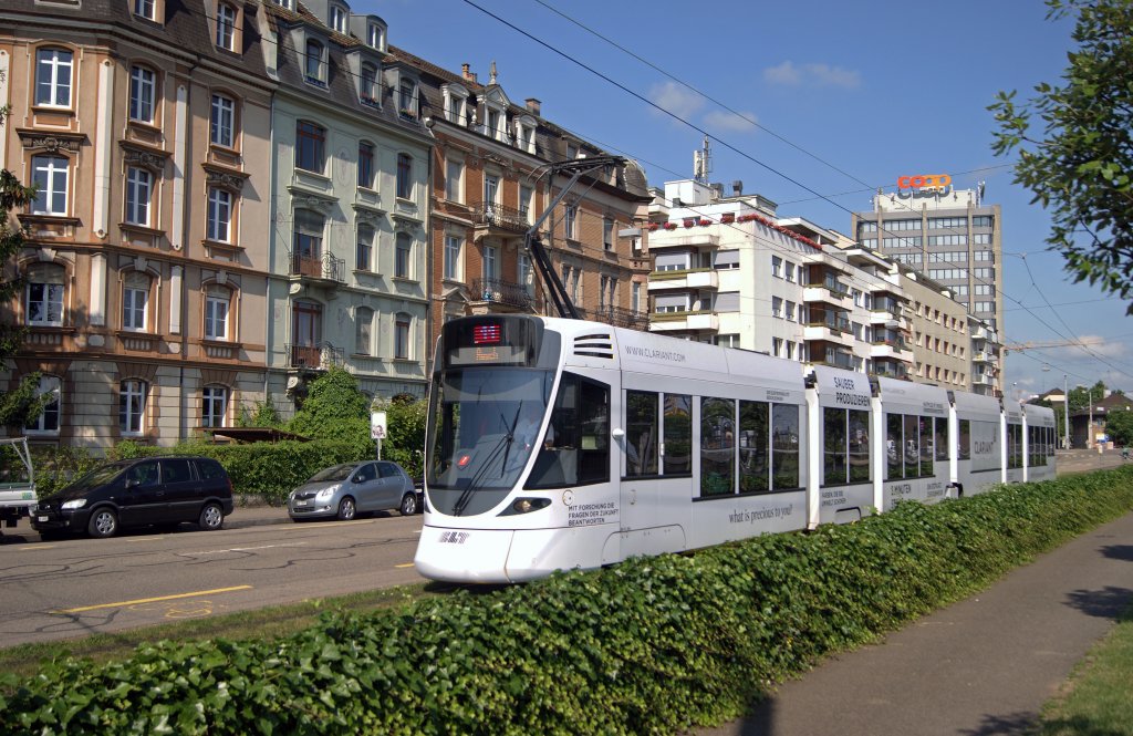 Tango 166 auf der Linie 11 kurz nach dem Verlassen in die Haltestelle Mnchensteinerstrasse. Die Aufnahme stammt vom 05.07.2013.