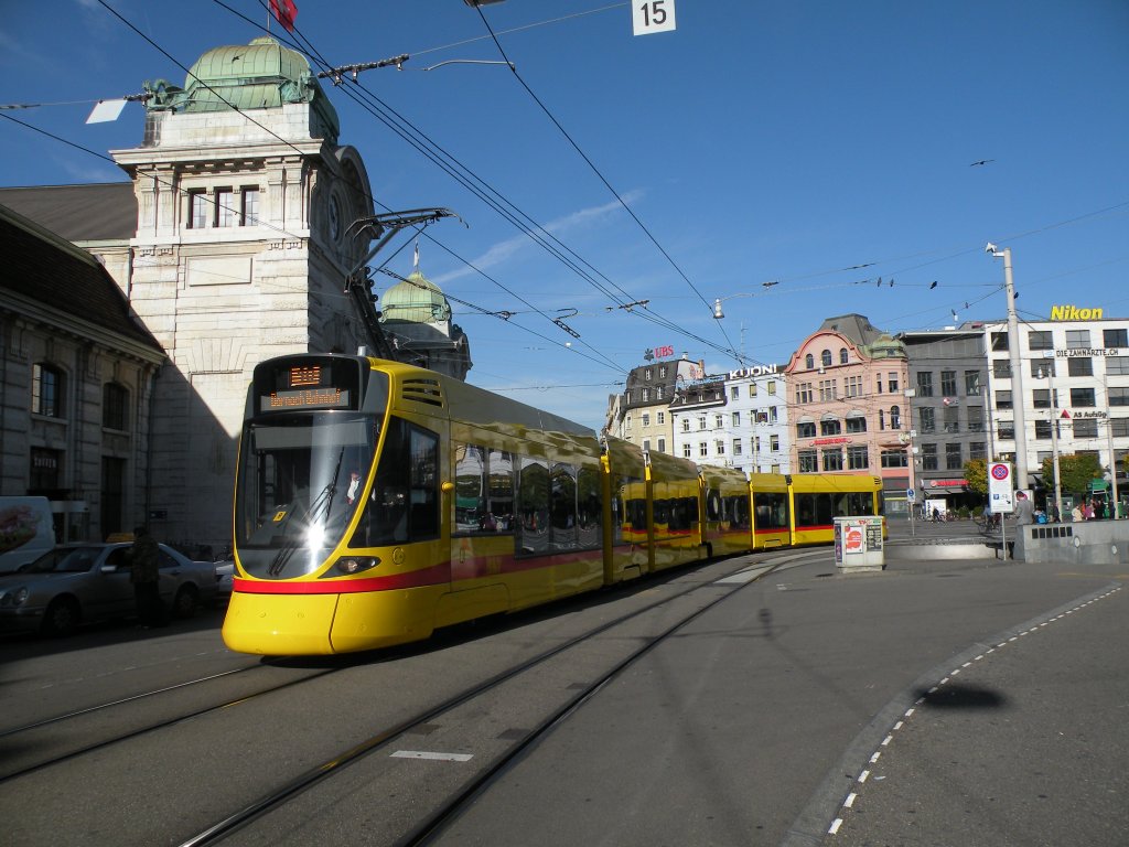 Tango auf der Linie 10 hat die Haltestelle Bahnhof SBB verlassen und fhrt Richtung Peter Merian. Die Aufnahme stammt vom 19.10.2012.