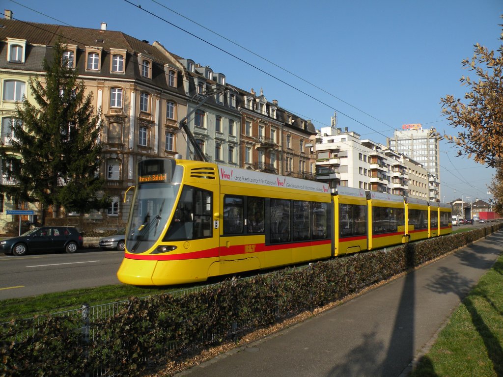 Tango mit der Betriebsnummer 151 auf der Linie 10 kurz nach der Haltestelle Mnchensteinerstrasse. Die Aufnahme stammt vom 16.03.2012.