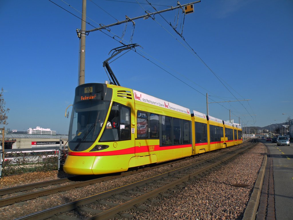 Tango mit der Betriebsnummer 151 auf der Linie 10 fhrt Richtung Haltestelle Mnchensteinerstrasse. Die Aufnahme stammt vom 26.03.2012.