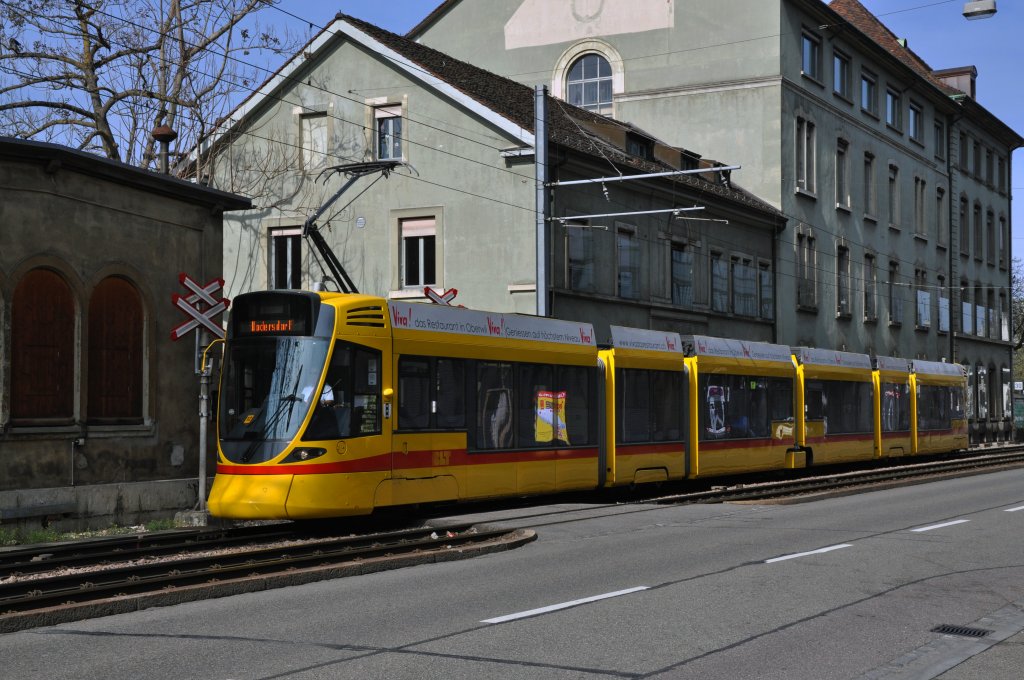 Tango mit der Betriebsnummer 151 auf der Linie 10 kurz nach der Haltestelle Heuwaage. die aufnahme stammt vom 27.03.2012.