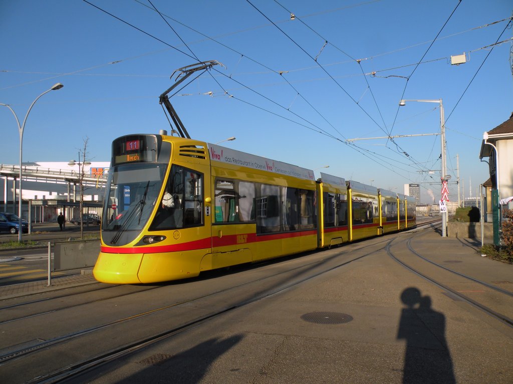 Tango mit der Betriebsnummer 151 fhrt auf die haltestelle M-Parc ein. Die Aufnahme stammt vom 16.01.0212.

