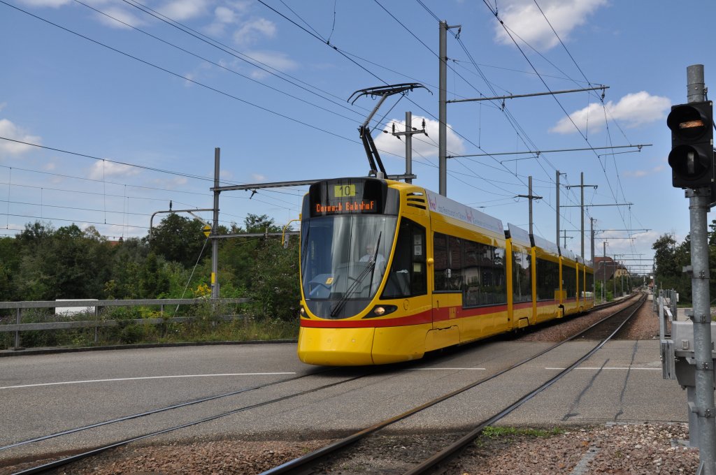 Tango mit der Betriebsnummer 151 fhrt auf die Haltestelle Elektra Birseck ein. Die Aufnahgme stammt vom 12.08.2011. Mein Aufnahme Ort ist die gegenberliegende Haltestelle und nicht der Gleisbereich!
