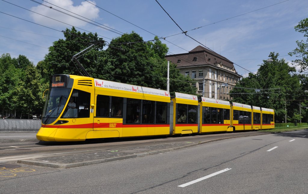 Tango mit der Betriebsnummer 151 kurz vor der Haltestelle Bahnhof SBB. Die Aufnahme stammt vom 12.06.2013.