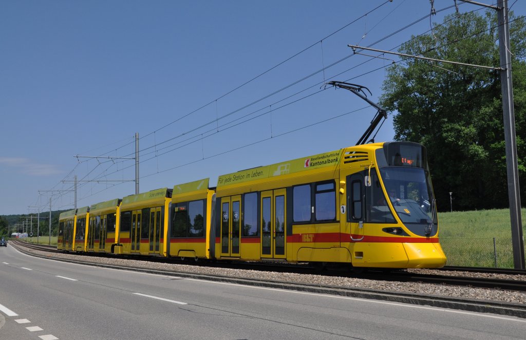 Tango mit der Betriebsnummer 152 auf der Lnie 10 fhrt Richtung Ettingen. Die Aufnahme stammt vom 16.06.2012.