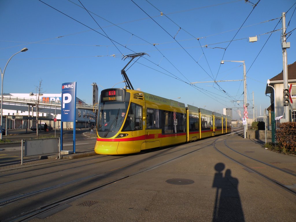 Tango mit der Betriebsnummer 152 fhrt auf die haltestelle M-Parc ein. Die Aufnahme stammt vom 16.01.0212.