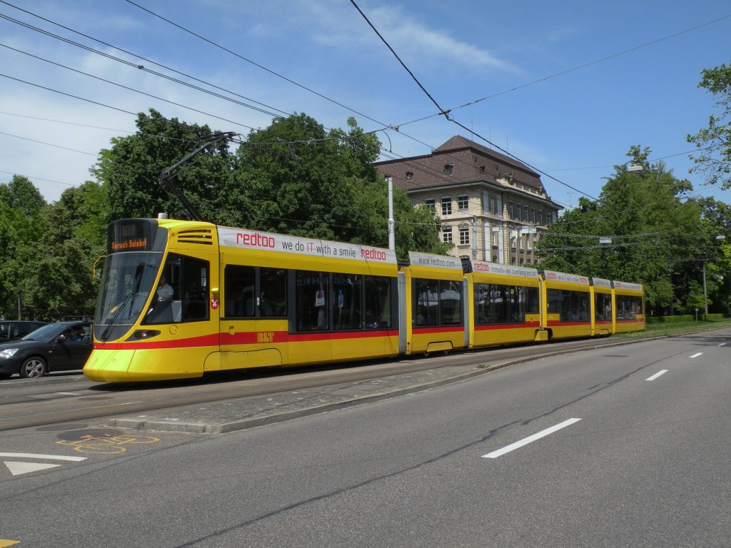 Tango mit der Betriebsnummer 153 auf der Linie 10 fhrt zum Bahnhof SBB. Die Aufnahme stammt vom 20.05.2012.

