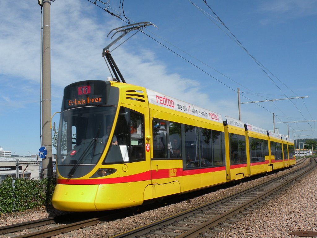 Tango mit der Betriebsnummer 153 auf der Linie 11 kurz nach der Haltestelle M-Parc. Die Aufnahme stammt vom 02.06.2012.