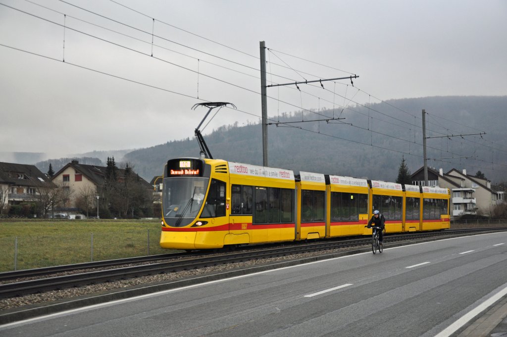 Tango mit der Betriebsnummer 153 hat die Haltestelle Ettingen verlassen unf fhrt Richtung Haltestelle Knelmatt. Die Aufnahme stammt vom 13.01.2012.