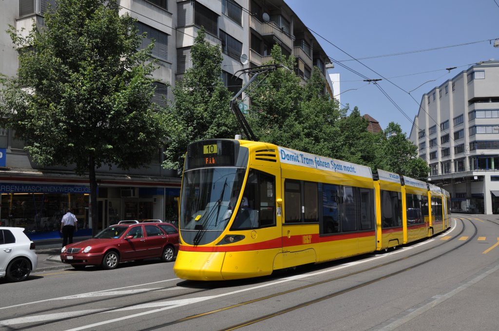 Tango mit der Betriebsnummer 154 auf der Linie 10 fhrt zur Haltestelle Heuwaage. Die Aufnahme stammt vom 29.06.2012.
 
