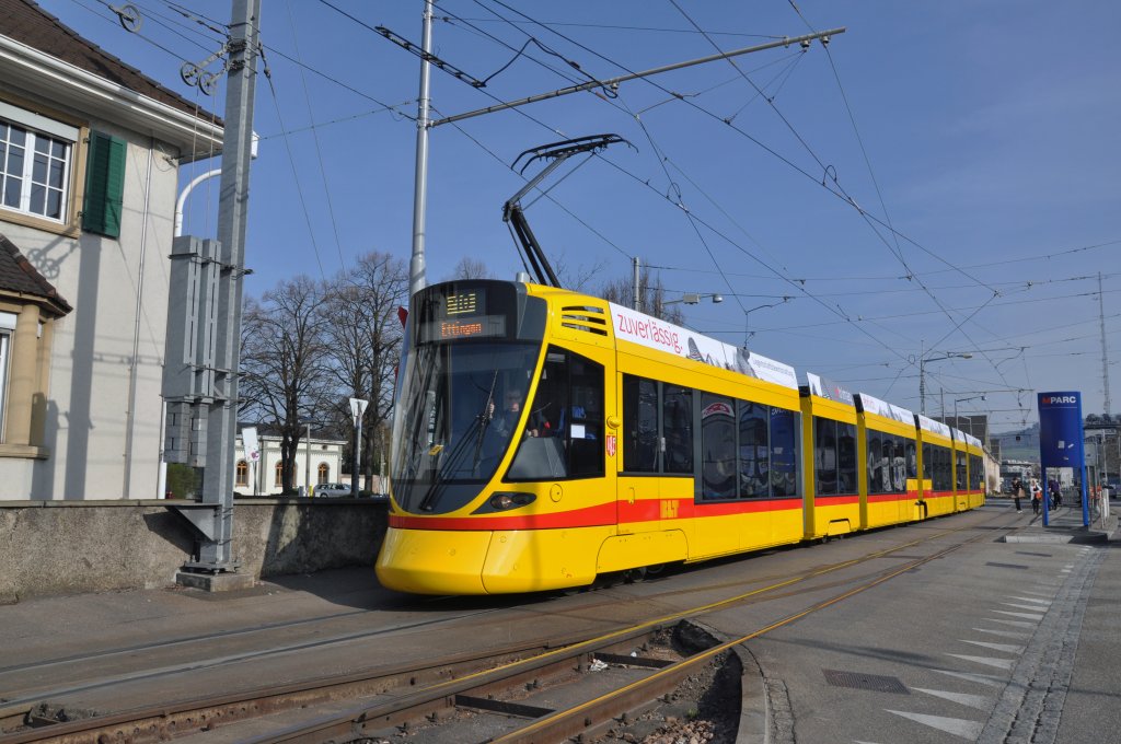 Tango mit der Betriebsnummer 155 auf der Linie 10 fhrt Richtung Haltestelle Mnchensteinerstrasse. Die Aufnahme stammt vom 27.03.2012.