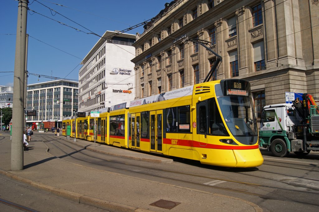Tango mit der Betriebsnummer 155 auf der Linie 10 fhrt auf die provisorische Haltestelle am Aeschenplatz. Die Aufnahme stammt vom 05.07.2013.