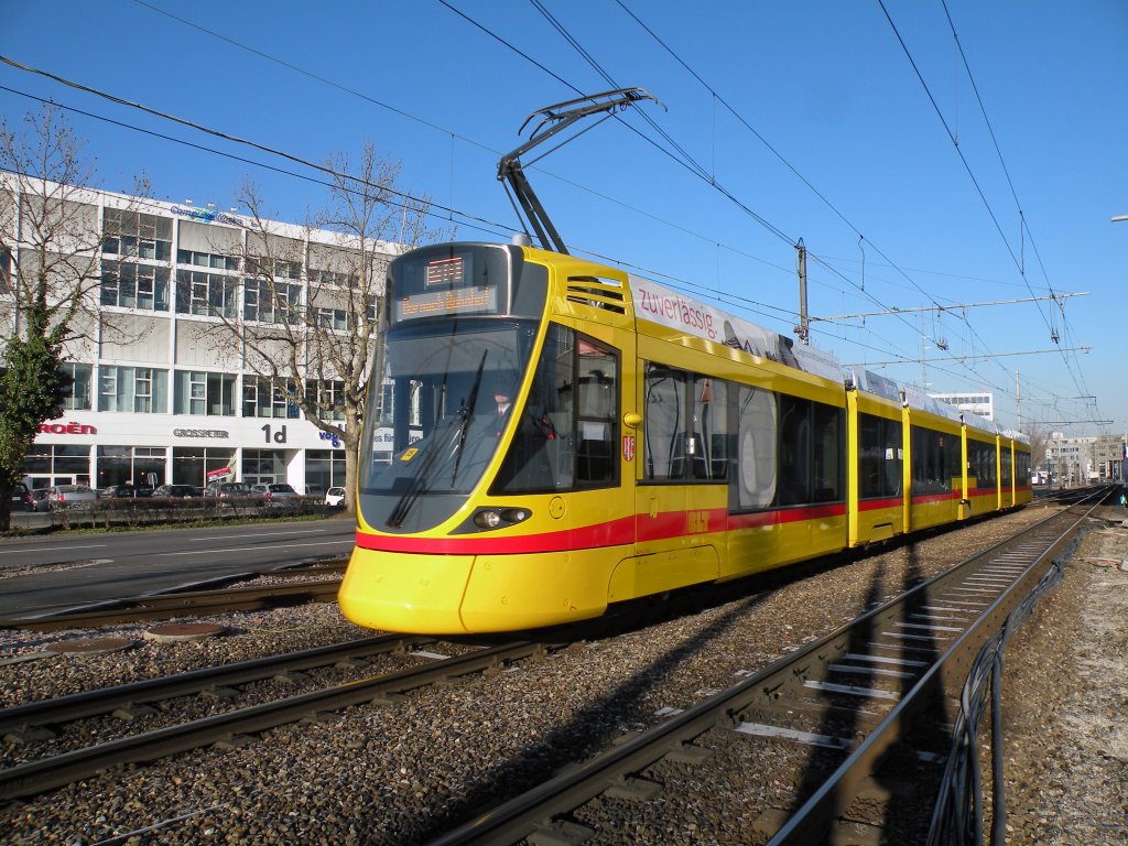 Tango mit der Betriebsnummer 155 fhrt Richtung Haltestelle Neue Welt. Die Aufnahme stammt vom 16.01.2012. Ich stehe auf einem Fusgngerbergang und nicht im Gleisbereich!

