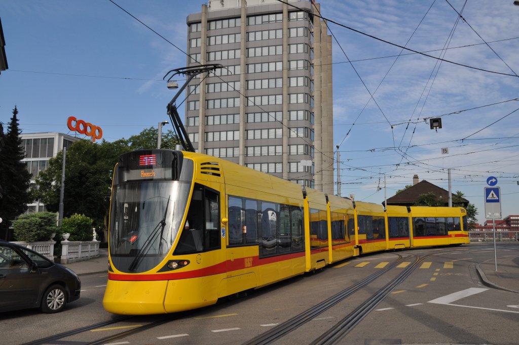 Tango mit der Betriebsnummer 156 auf der Linie 11 bei der Haltestelle Mnchensteinerstrasse. Die Aufnahme stammt vom 15.085.2012.
