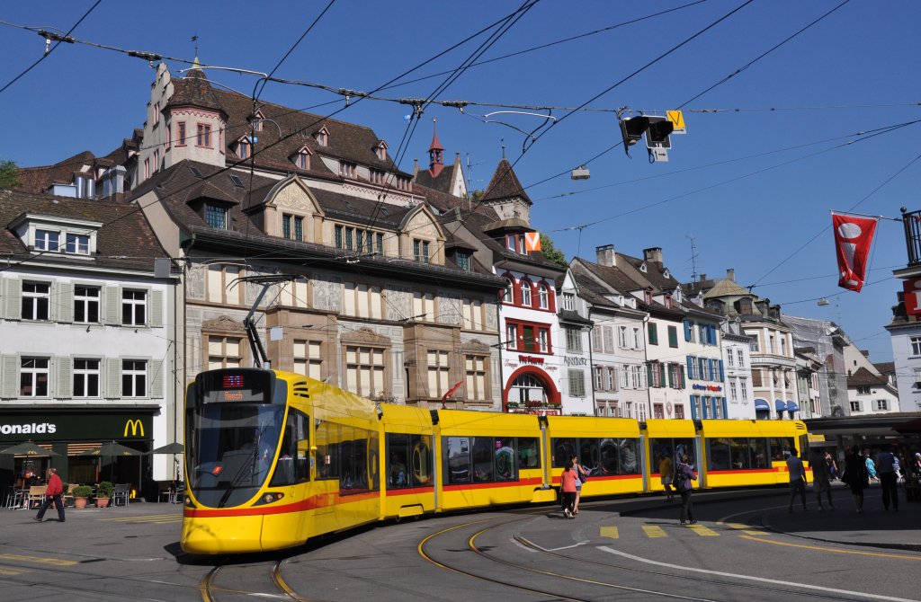 Tango mit der Betriebsnummer 156 auf der Linie 11 an der Haltestelle Barfsserplatz. Die Aufnahme stammt vom 15.08.2012.
